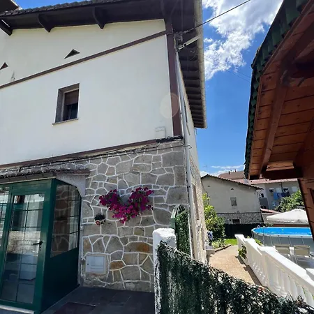 Chalet Pareado Con Piscina En El Centro De * 格尔尼卡