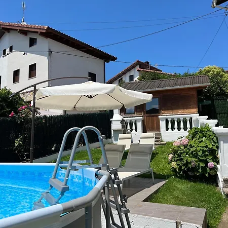 Chalet Pareado Con Piscina En El Centro De 度假居