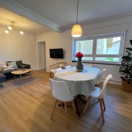 度假居 Chalet Pareado Con Piscina En El Centro De *