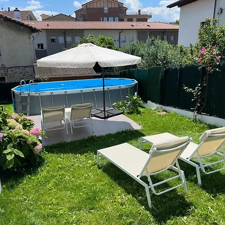 Chalet Pareado Con Piscina En El Centro De 度假居